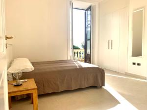 una camera con letto, tavolo e finestra di Luxury apartment Vitruvio a Formia