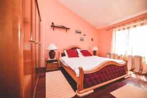 um quarto com uma cama grande e uma janela em Apartment and Room Tacy em Opatija