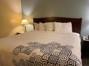 Katil atau katil-katil dalam bilik di Knights Inn & Suites Dublin