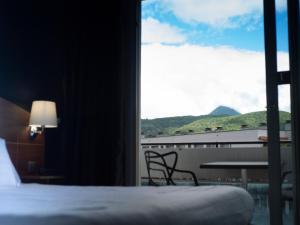 Cảnh núi rừng hoặc tầm nhìn ra núi từ khách sạn