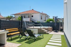 un piccolo cortile con panchina e erba di Nevera Apartment a Trogir