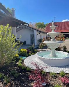 einen Brunnen inmitten eines Gartens in der Unterkunft Domizil kolonial in Villingen-Schwenningen