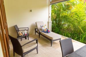patio z 2 krzesłami, stołem i krzesłami w obiekcie Eden Island by Olala Homes w mieście Eden Island