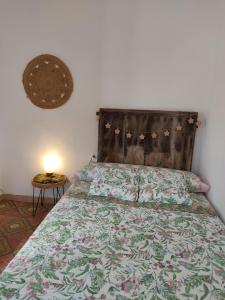 - une chambre avec un lit, une couverture et une table dans l'établissement Casa Paqueldo, à Amposta