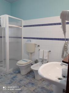 a bathroom with a toilet and a sink at Agriturismo Mandriagiumenta in Caltavuturo