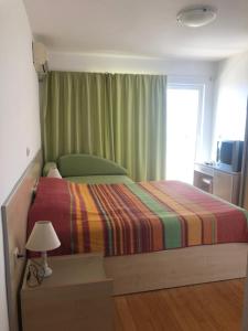 ein kleines Schlafzimmer mit einem Bett und einem Fenster in der Unterkunft BMV room with east island view in Sveti Stefan