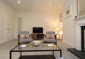 a living room with a coffee table and a fireplace at City Centre New Town 2 Bedroom Flat in Edinburgh