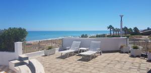 テルモリにあるBeach, casa sul mareのパティオ(椅子、テーブル付)、ビーチが備わります。