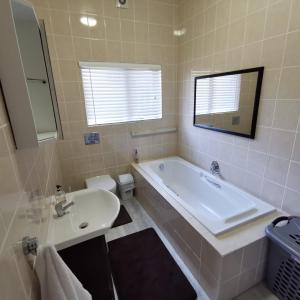 Ένα μπάνιο στο Guinea Fowl Self Catering