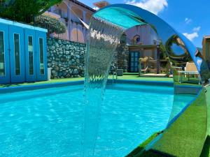 una fuente de agua en medio de una piscina en Corte Degli Ulivi Resort, en Vico Equense