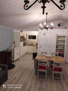 - une cuisine et une salle à manger avec une table et des chaises dans l'établissement La Coccinelle, à Tellin