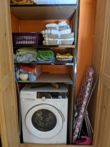 a laundry room with a washing machine and towels at Duplex Argentière, 50m2, 6 pers, idéalement placé in Chamonix