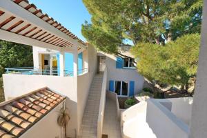 una escalera que conduce a una casa con árboles en La Singulière en Sète