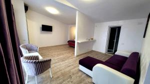 a living room with a couch and two chairs at Grand Bahia Relaxury in Costinesti