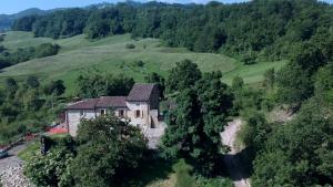 una vista aerea di una vecchia casa su una collina di SacreTerre B&B e Agriturismo a Tizzano Val Parma