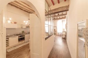 eine Küche mit weißen Wänden und einem Torbogen in der Unterkunft casa sangiacomo quattro in Modena
