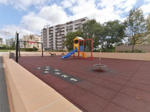 un parco giochi con scivolo di Paraiso Sol Rocha Luxurious beach apartment a Portimão
