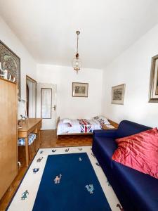 a living room with a couch and a bed at Casa Vacanze Annarita in Bardolino