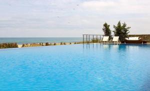 una gran piscina con vistas al océano en Yoo Bulgaria Apartments -c306 en Obzor