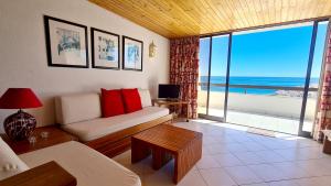 un soggiorno con divano e vista sull'oceano di Albufeira Cerro Branco (23) ad Albufeira