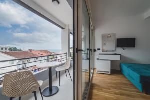 TV a/nebo společenská místnost v ubytování Poseidon Apartments