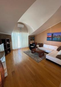 sala de estar con sofá y mesa en Apartments Toma, en Novalja