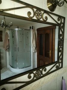 specchio a parete in bagno con porta di Pod Jesionem a Rachanie