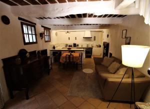 Salon ili bar u objektu Traditional Provencal Stone House