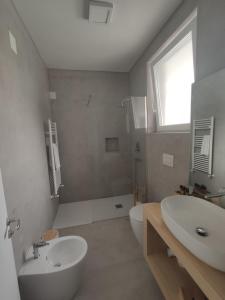 バーリにあるArtemisia B&Bの洗面台とトイレを備えた白いバスルーム +31枚の写真