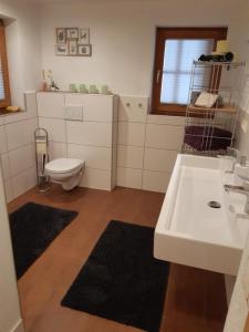 Koupelna v ubytování Haus Elfriede + 25 fotografií