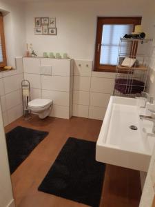 シュヴェンダウにあるHaus Elfriedeのバスルーム(白い洗面台、トイレ付)