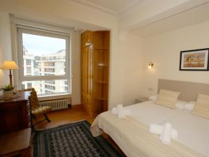 1 dormitorio con cama y ventana en Orly, en San Sebastián