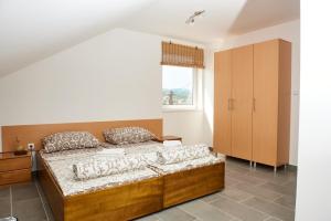 Postel nebo postele na pokoji v ubytování Sakota family house