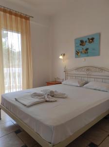 En eller flere senge i et værelse på Chrouso Apartments