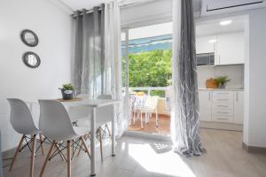 a kitchen and dining room with a white table and chairs at Bonito estudio renovado in Salou