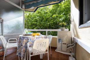 a patio with a table and chairs on a balcony at Bonito estudio renovado in Salou