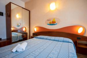 Ένα ή περισσότερα κρεβάτια σε δωμάτιο στο Miramare Hotel Ristorante Convegni
