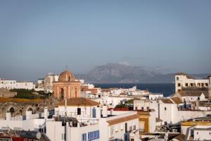vistas a una ciudad con edificios blancos y al océano en Eole Tarifa Rooms, en Tarifa