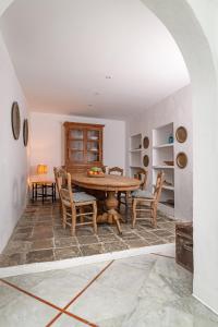 Un comedor con mesa y sillas de madera. en Eole Tarifa Rooms, en Tarifa 32 fotos más