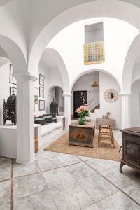una sala de estar con paredes blancas y techos blancos. en Eole Tarifa Rooms, en Tarifa