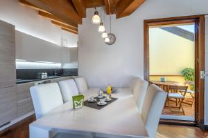 Posezení v ubytování New Deal - APT with Terrace, Jacuzzi & Netflix