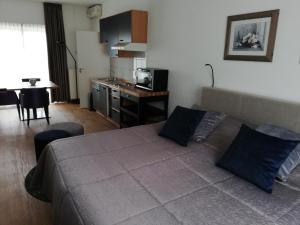 a small room with a bed and a kitchen at Bellevue appartementen in Simpelveld