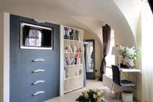 une chambre avec une porte bleue et une étagère dans l'établissement CasaViva - Grazioso Bilocale in Franciacorta, à Cazzago San Martino