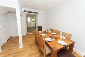 a dining room with a wooden table and chairs at Large House in Looe, Near Beach and Bars with Great Views, Free Parking and Free Access to a Nearby Indoor Swimming Pool in Looe