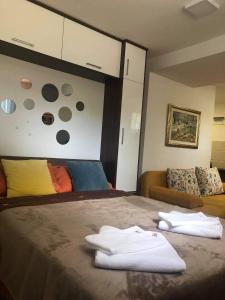 1 dormitorio con 1 cama y 2 toallas blancas en T-A APARTMENT en Rijeka Crnojevića