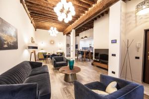 Posedenie v ubytovaní Historic Center Luxury Apartment