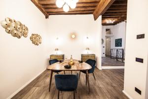 comedor con mesa de madera y sillas en Historic Center Luxury Apartment, en Lucca