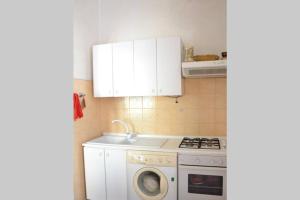 Kuchyň nebo kuchyňský kout v ubytování Mare di Roma