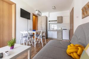 a living room with a couch and a table and a kitchen at Zeleno srce in Soko Banja