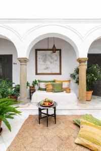 - une chambre avec un lit et une table avec des fruits dans l'établissement Eole Tarifa Apartments, à Tarifa